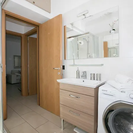 Sleeps 4 Pool Apartment *