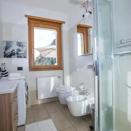 Sleeps 4 Pool Apartment Argegno